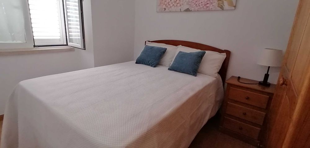 Casa de férias T2 no centro de Sesimbra a 90 metros da praia.