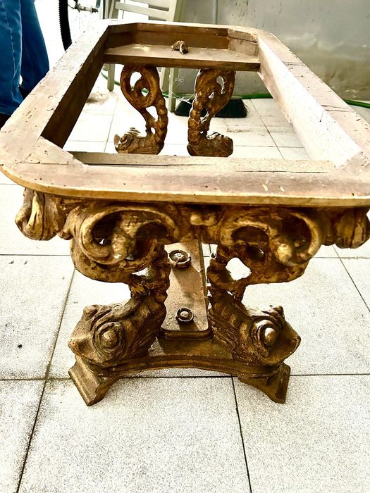 Mesa antiga em madeira e talha dourada