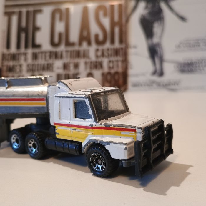 Matchbox Scania T142 shell tanker