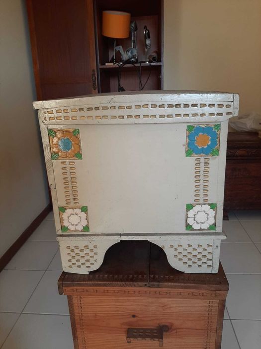 Baú Antigo Branco em Madeira Maciça