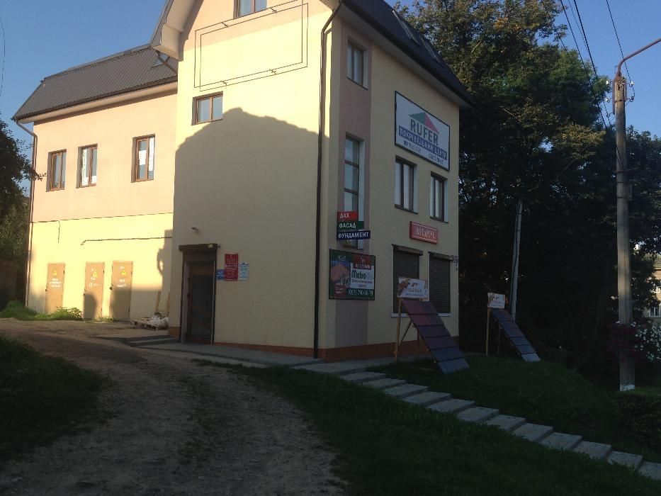 Будівля комерційного призначення та земельна ділянка