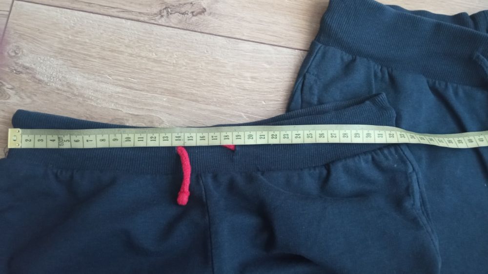 Granatowe spodnie dresowe rozmiar 152