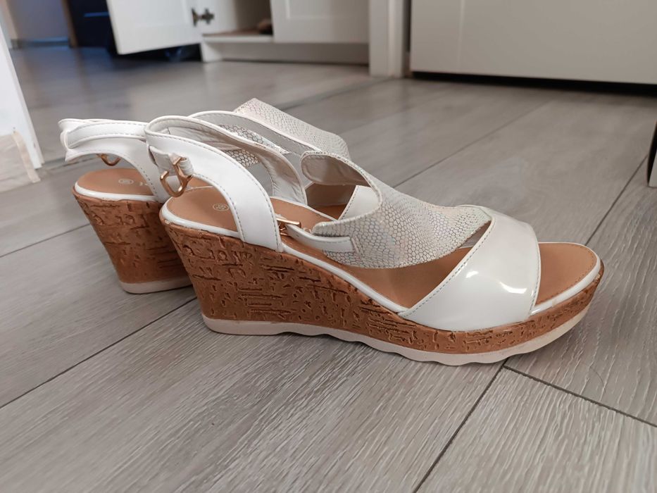 Sandały damskie na koturnie Jennifer Fairy r. 39