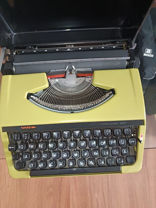 Walizkowa maszyna do pisania brother deluxe 220