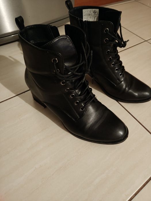 Czarne botki na obcasie