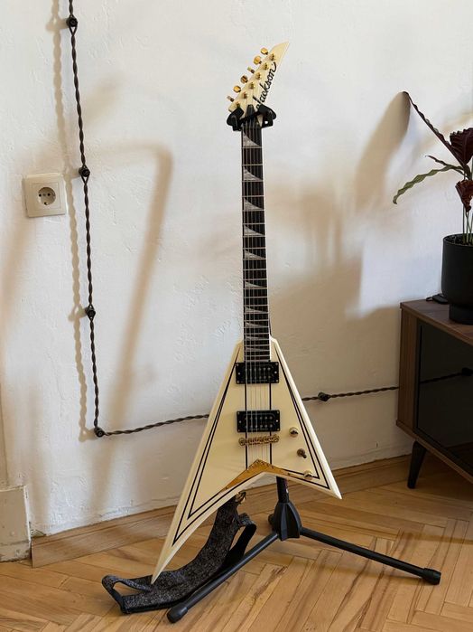 Jackson Pro Series Rhoads RRT-3 White (Ivory with Black Pinstripes) Ibanez ESP