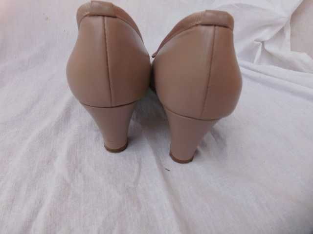 Brenda Zaro beżowe skórzane czółenka baleriny na obcasie 36