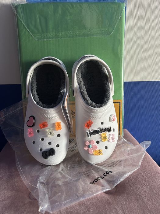 Chodaki Crocs biale z szarym futerkem i ozdobami Hello Kitty, 36/37