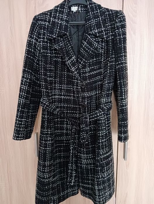 Sprzedam czarny płaszcz.