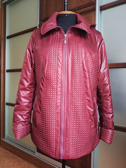 Куртка жіноча демісезонна бордового кольору 50 розмір