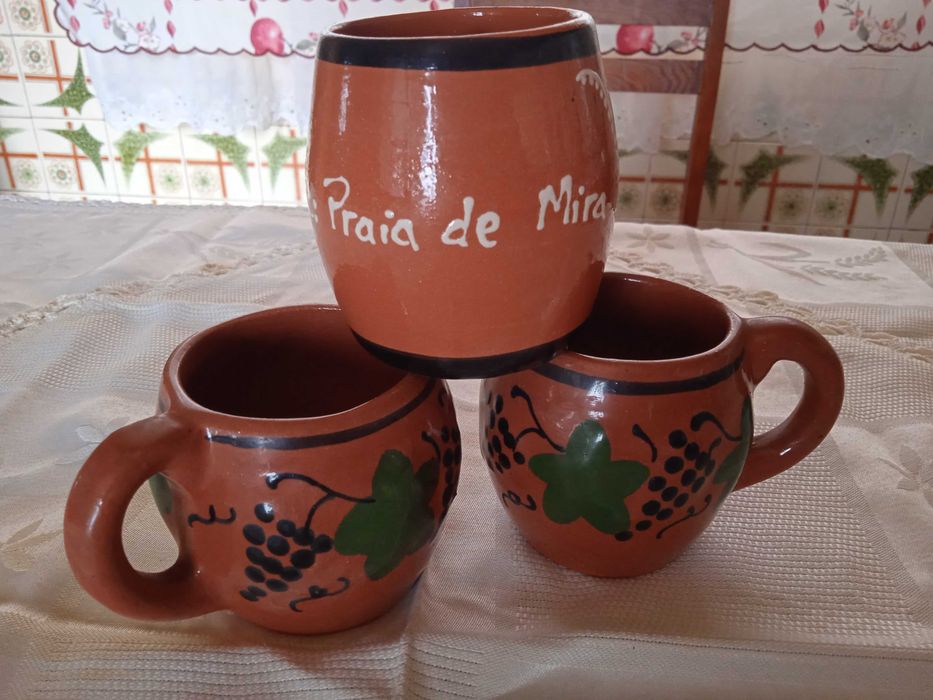 3 canecas de barro tradicionais