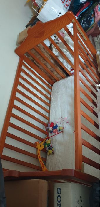 Cama de bebé com colchão