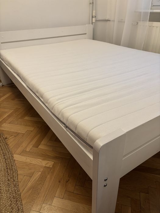 Lóżko białe z materacem 140x200