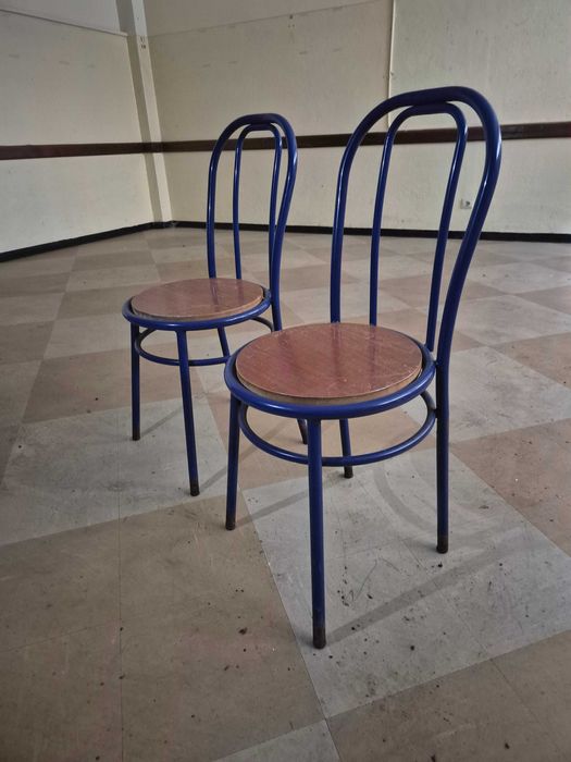 11 Cadeiras azuis com tampo em madeira