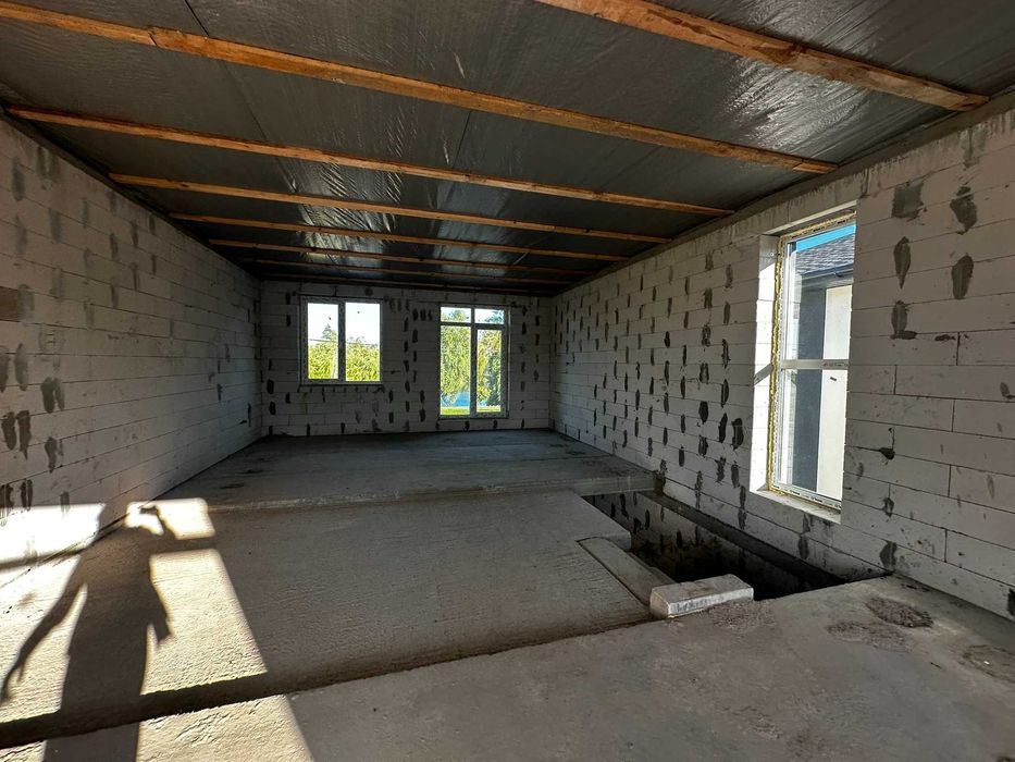 Будинок біля озера з пляжем