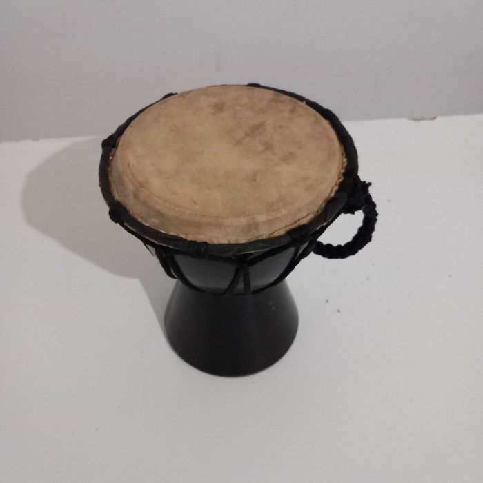 Pequeno tambor em pele