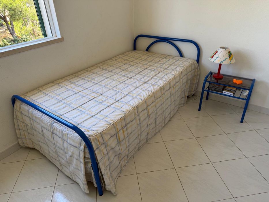 2 camas com colchões incluidos + mesa de cabeceira