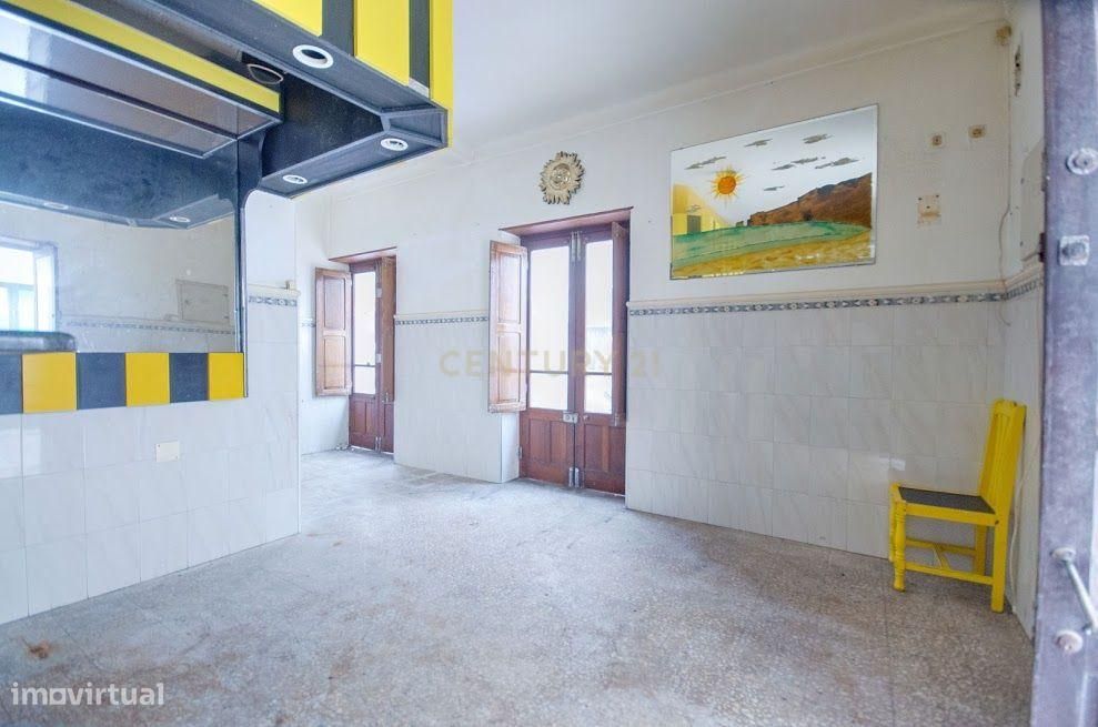 Prédio - Apartamento + Espaço Comercial - Centro Histórico da Nazaré
