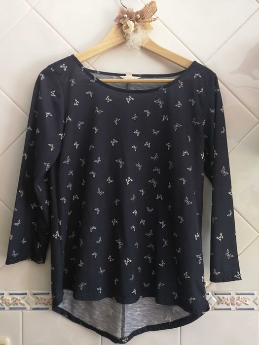 Blusa azul com borboletas