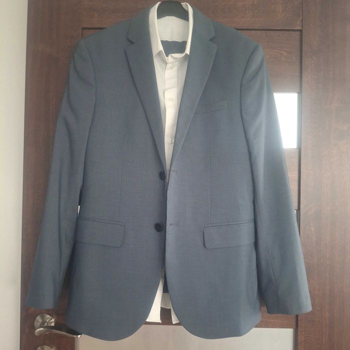 Sprzedam garnitur męski raz założonych, stan idealnyH&M wzr.175 ob kl pier 90/94 ob pas 78-82 Koszula gratis. Odbiór osobisty Kraków
