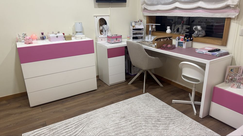 Cama com estrado, cómoda e mesinha de cabeceira