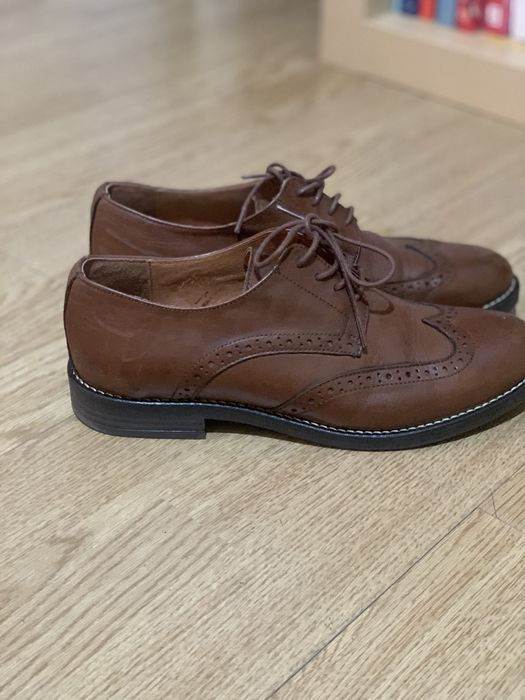Sapatos de Pele Castanhos Novos