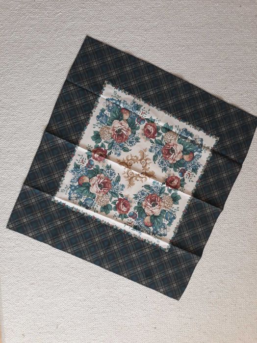 obrus w róże retro 70 x 77 cm