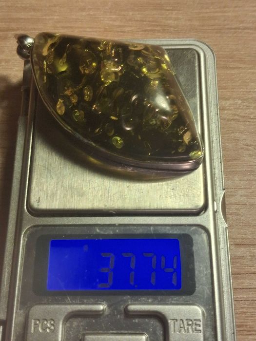 Piekny duzy wisior z bursztynem zielonym baltyckim okolo 37 g.