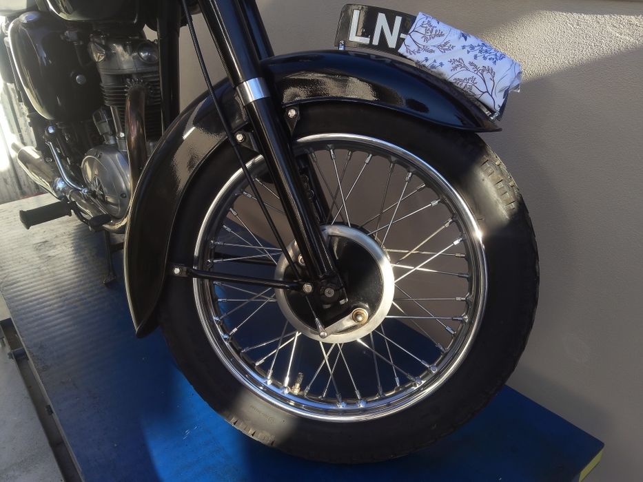 Mota clássica BSA C15 com restauro completo