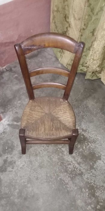 Cadeira pequena com assento de bunho, antiga