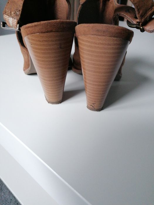 Damskie buty na obcasie.