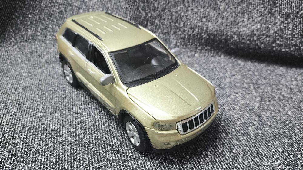 Модель Jeep Grand Cherokee Laredo масштаб 1:24 Maisto