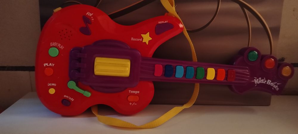 Gitary elektryczne i zabawka sprawnościowa