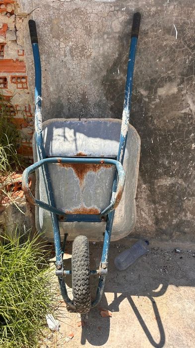 Vendo carrinho de mão para obra e escadote