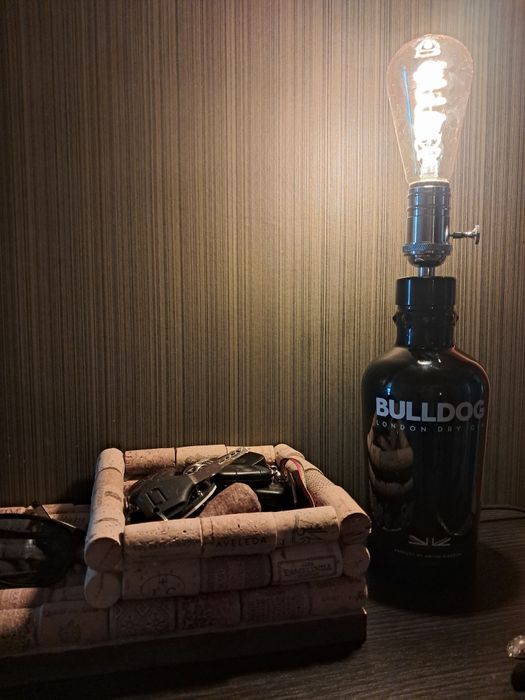 Garrafas Bulldog vazias, transformadas em candeeiros