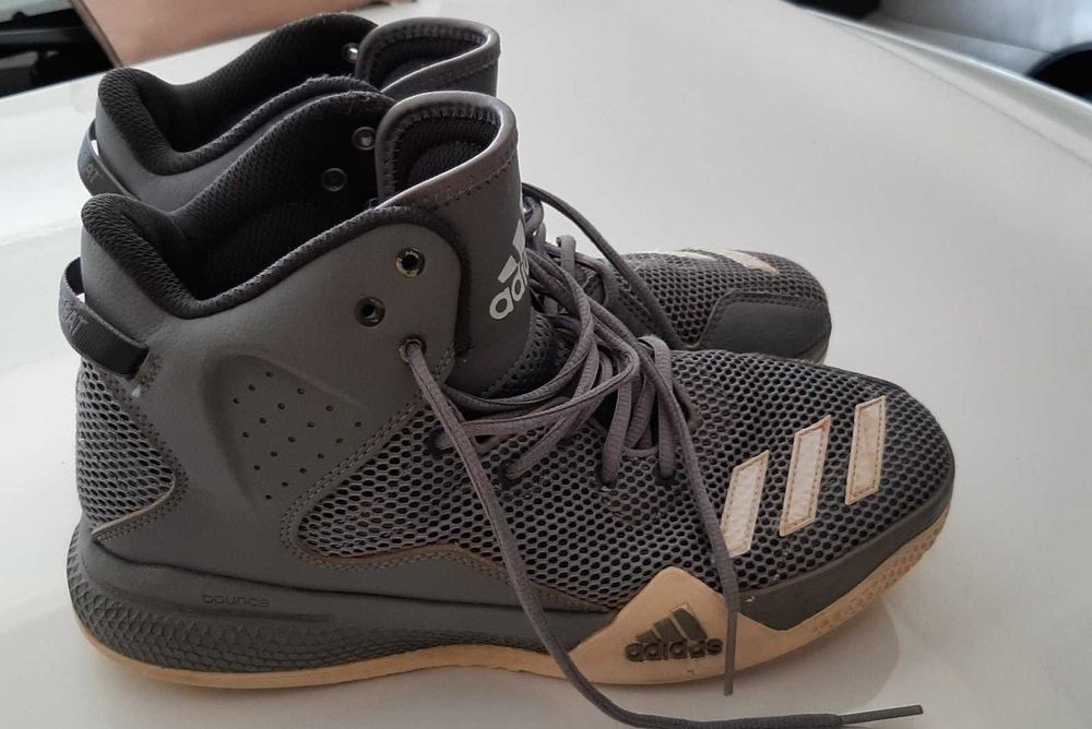 кросівки Adidas.