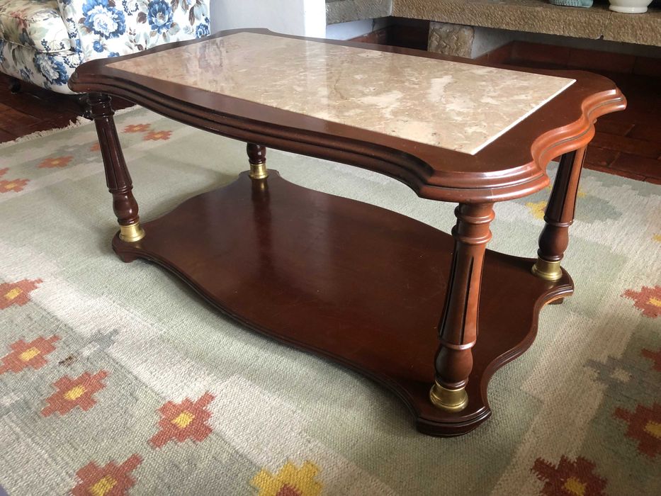 Mesa de centro em madeira com tampo em pedra