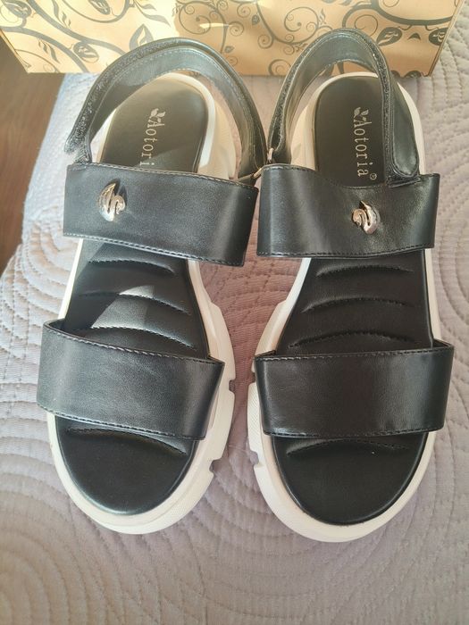 Piękne nowe czarne sandały na grubszej podeszwie w kolorze czarnym