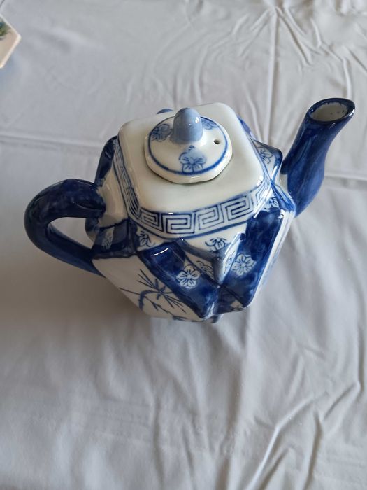 Bule em porcelana chinesa dos anos 60, feito à mão