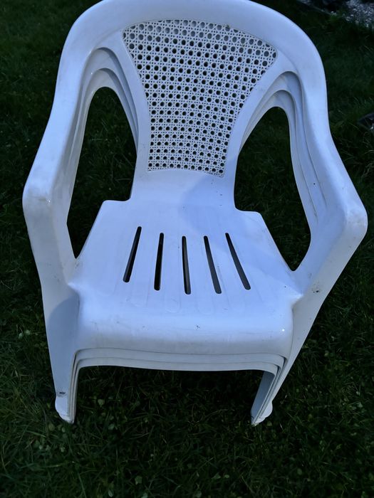 Krzesła  ogrodowe plastik   5 białych i 1 granatowe