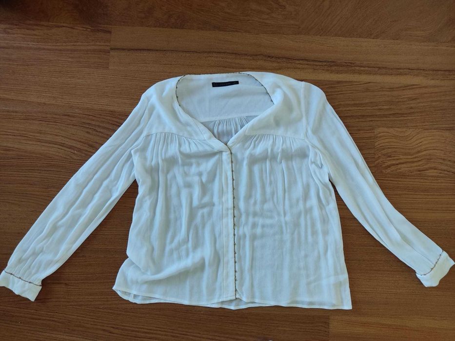 Camisa Branca com Detalhes Dourados De Mulher