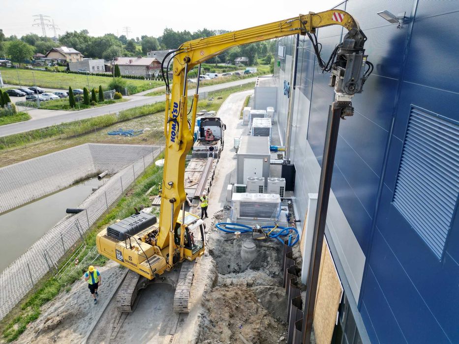 Komatsu PC350 z wibromłotem - zestaw do wbijania grodzic