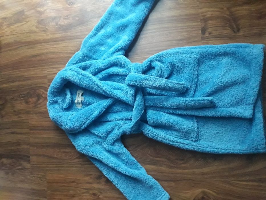 Puchaty i miły szlafroczek dziecięcy w rozmi.104 cm firmy Cherokee