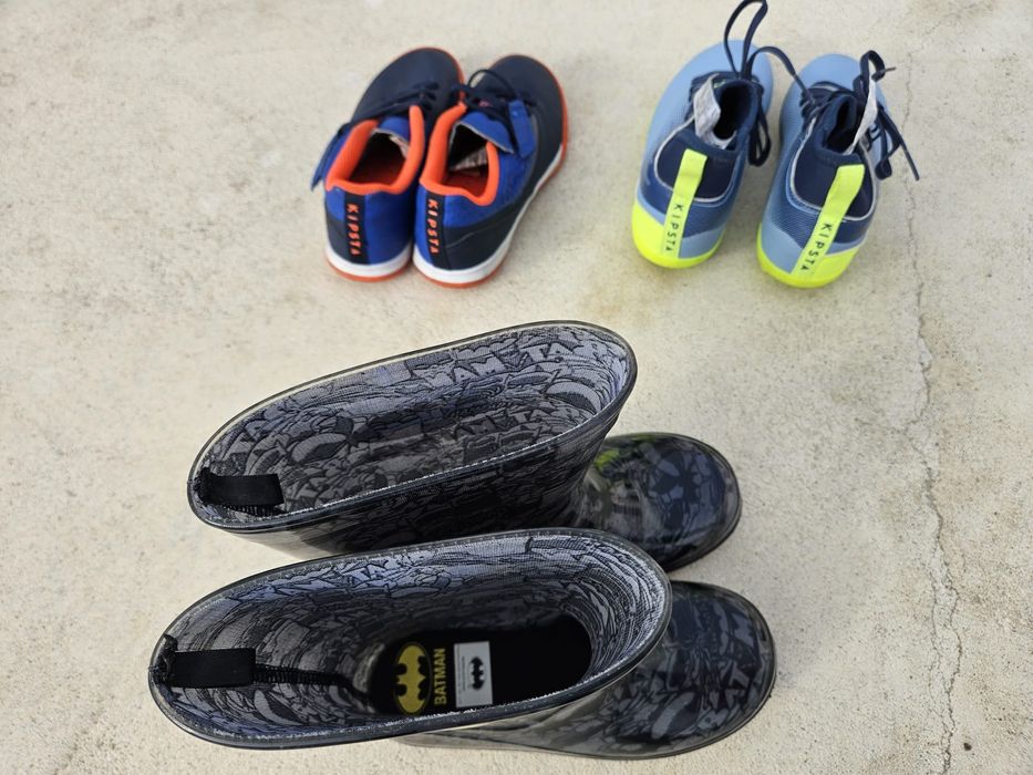 Chuteiras de futebol e botas T30 semi novas para criança.