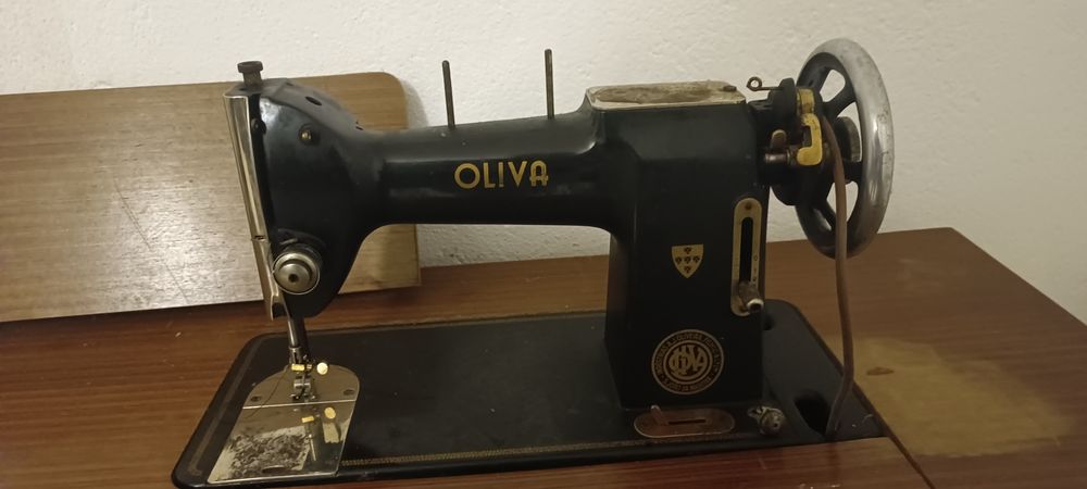 Máquina de costura oliva como nova bem cuidada