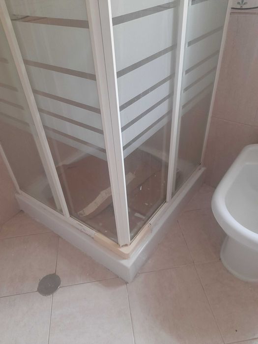 WC Base de Chuveiro, Torneira Elétrica ,Móvel com espelho e Lavatório