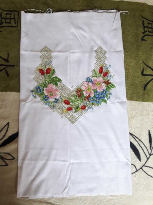 Вишиванка вишита бісером на заготовці з домотканого полотна.