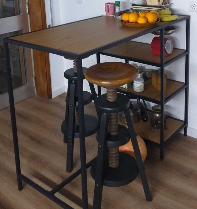 mesa alta/bar/balcão/ilha cozinha, com 2 bancos altos de madeira
