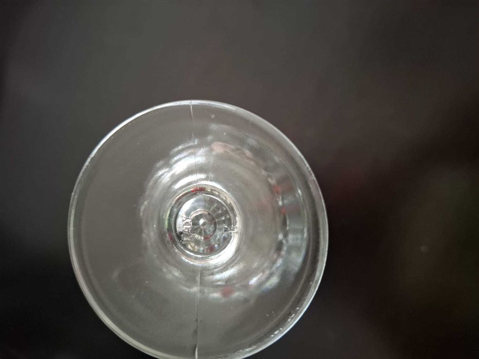 Garrafa de licor de cristal antiga e copos