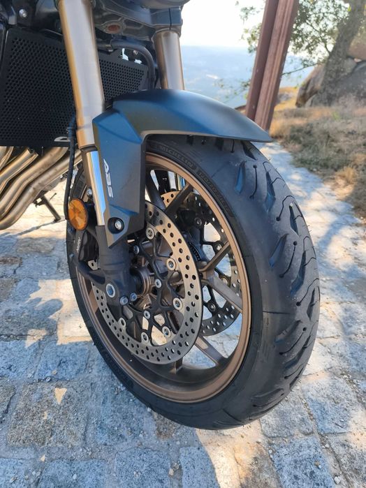 Honda CB650R E-Clutch 2025 | Verde | 8.500 km
